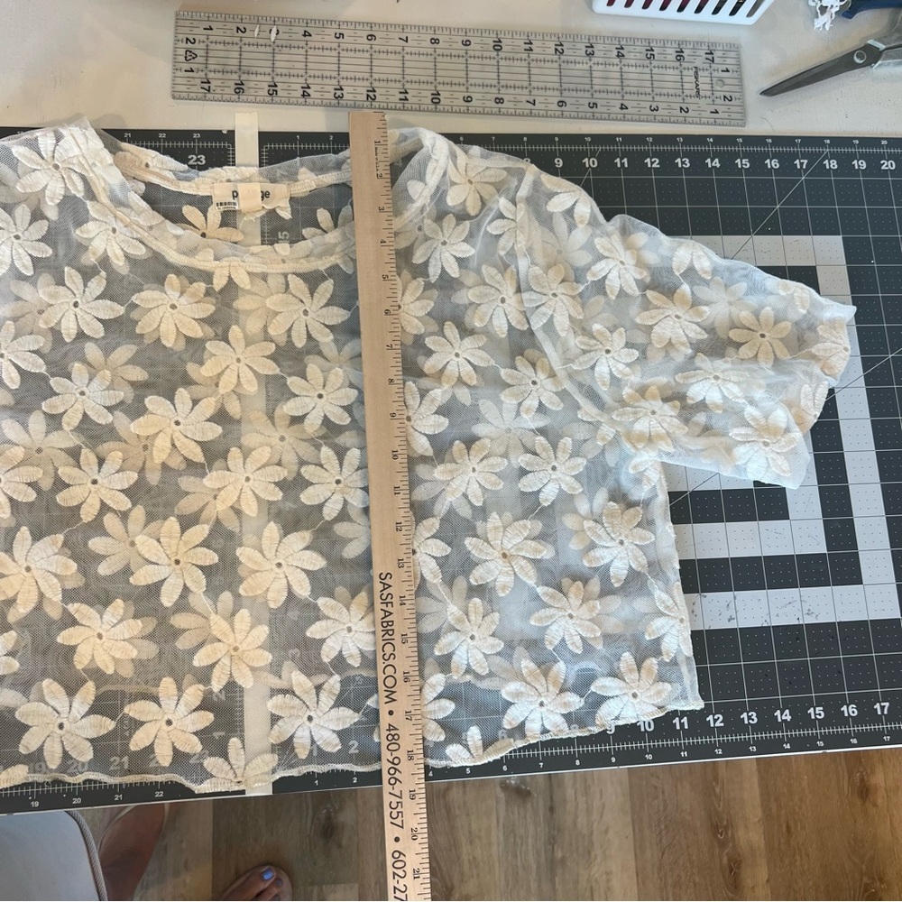Daisy sheer cropped tee with embroidery size 2X (runs small) see measurements - Picture 7 of 11